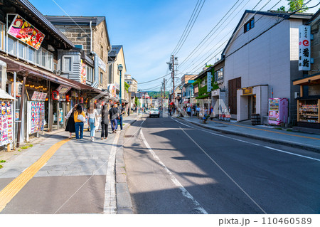 【北海道】たくさんのお店が建ち並ぶ小樽の堺町通り 110460589