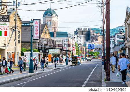 【北海道】たくさんのお店が建ち並ぶ小樽の堺町通り 110460593