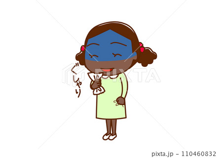 ＜全身・斜め＞紙をぐしゃりと握りつぶして顔色悪く不穏な笑顔を浮かべるアフリカ系少女 110460832