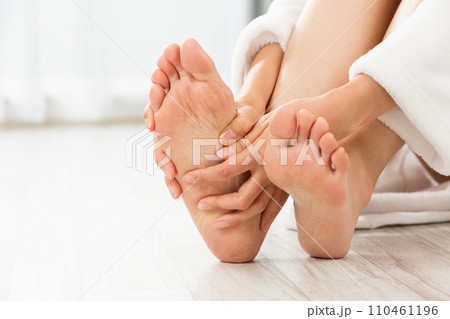 足裏をマッサージする女性. 足裏をマッサージする女性. 110461196