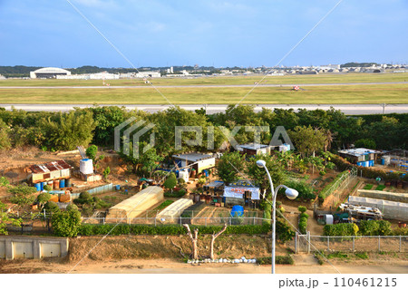 沖縄県道の駅かでなから眺めた嘉手納基地と基地内の農地 110461215