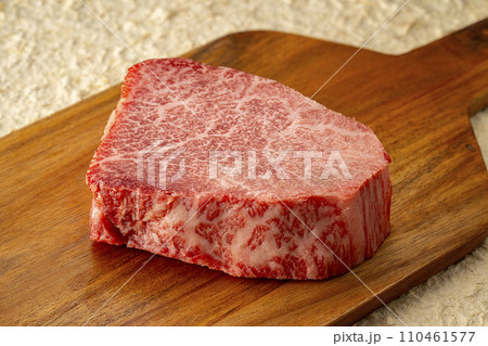 皿に置かれた分厚いステーキ 110461577