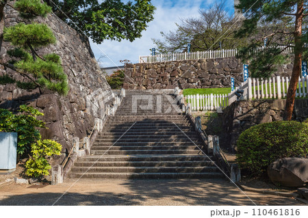山梨 甲府城 坂下門跡の石垣と石段 山梨 甲府城 坂下門跡の石垣と石段 110461816