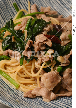 豚肉とほうれん草のパスタ 豚肉とほうれん草のパスタ 110462008