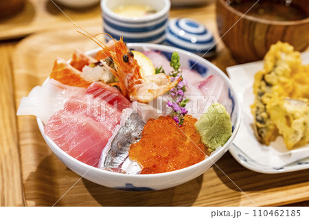 たくさんの具がのった海鮮丼 110462185