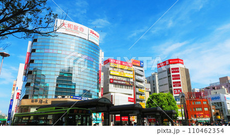 東京都北区の赤羽駅東口付近の都市景観 110462354