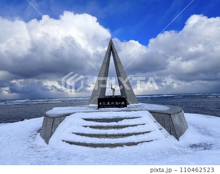 雪が降り積もる冬の宗谷岬 雪が降り積もる冬の宗谷岬 110462523