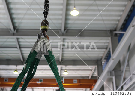 ホイストクレーン、スリングのかかりヨシ！ 110462538