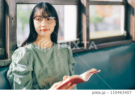 電車で本を読む女性 電車で本を読む女性 110463407