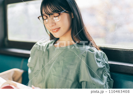 電車で本を読む女性 電車で本を読む女性 110463408