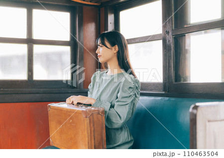 電車で旅をする女性 110463504