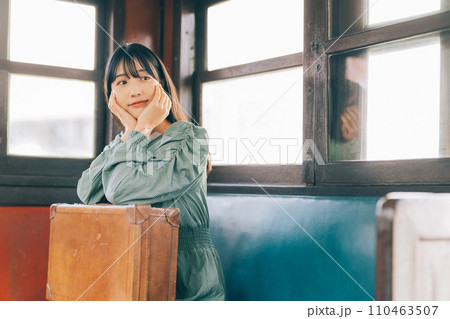 電車で旅をする女性 電車で旅をする女性 110463507