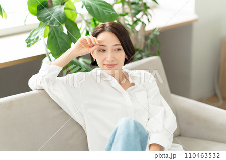 ソファーでくつろぐ女性 ソファーでくつろぐ女性 110463532