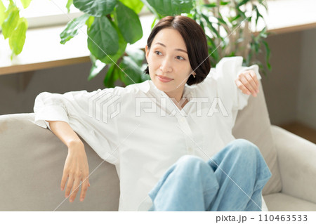 ソファーでくつろぐ女性 ソファーでくつろぐ女性 110463533