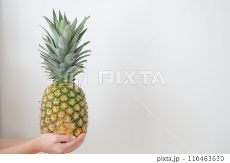 手に持たれたパイナップル 手に持たれたパイナップル 110463630