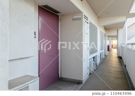 マンションの廊下 110463996