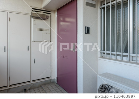 マンションの部屋の玄関扉,団地,集合住宅 マンションの部屋の玄関扉,団地,集合住宅 110463997