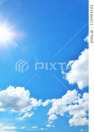 夏の青空と雲　そして太陽 110464281