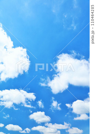 夏の青空と雲 110464285