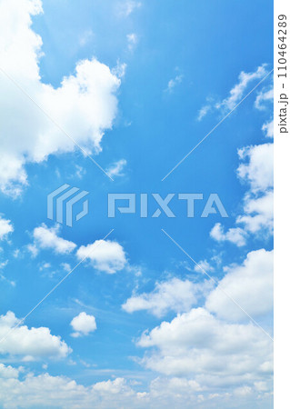 夏の青空と雲 110464289