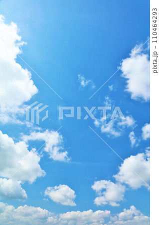 夏の青空と雲 110464293