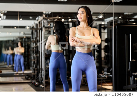 ジムで立っている女性のポートレート 110465087