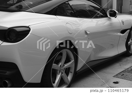 精悍な車の後部 精悍な車の後部 110465179