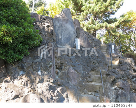 品川区の品川神社にある富士塚（品川富士） 110465247