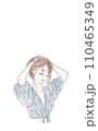髪を両手でかき上げる女性（縦位置） 110465349