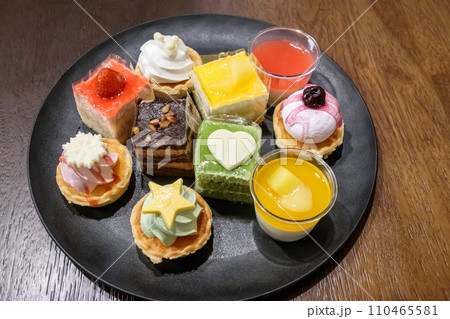 春色のケーキが沢山 110465581