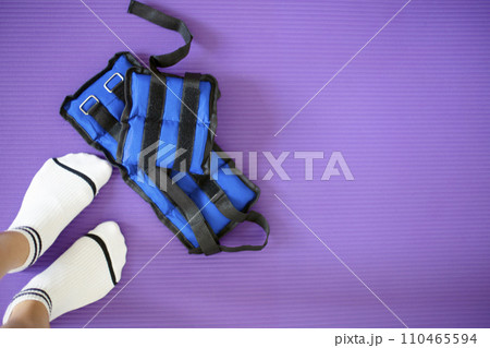 Background for sports. A woman is preparing for a sports workout on her legs. 110465594