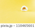 Plaster models of children's dental plates. Demonstration models of plates for teeth straightening. Visual demonstration of an orthodontic plate on a yellow background. 110465601