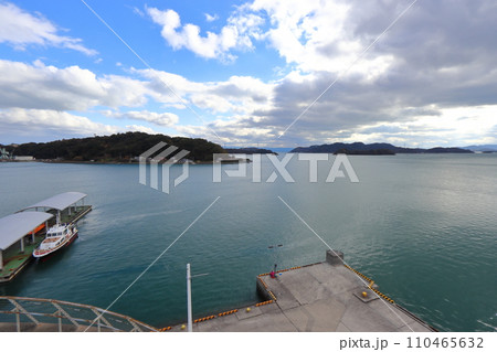 三角港（東港）から眺める天草宝島ラインと天草諸島 110465632