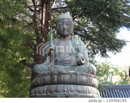品川区の品川寺にある銅造地蔵菩薩坐像（江戸六地蔵） 110466195