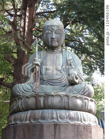 品川区の品川寺にある銅造地蔵菩薩坐像（江戸六地蔵） 110466196