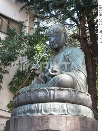 品川区の品川寺にある銅造地蔵菩薩坐像（江戸六地蔵） 110466197