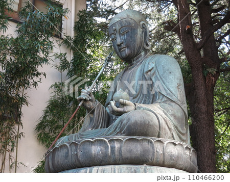 品川区の品川寺にある銅造地蔵菩薩坐像（江戸六地蔵） 110466200
