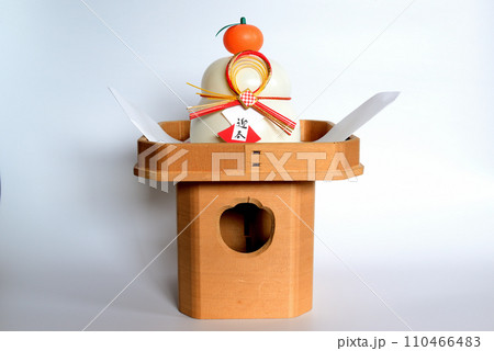 お正月　お三宝と鏡餅 110466483