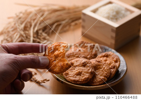 醤油煎餅とお米と稲穂 110466488
