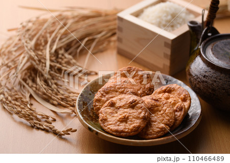 醤油煎餅とお茶とお米と稲穂 110466489