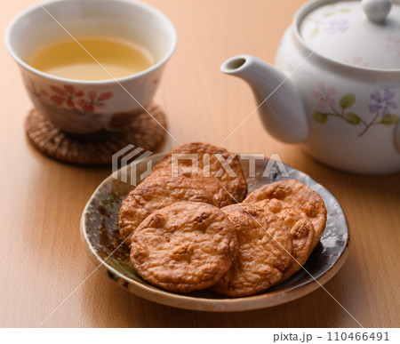醤油煎餅とお茶(日本茶) 醤油煎餅とお茶(日本茶) 110466491