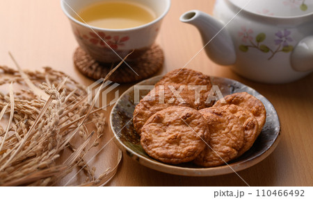 醤油煎餅とお茶（日本茶）と稲穂 110466492