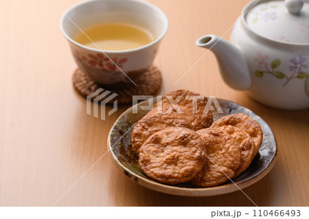 醤油煎餅とお茶(日本茶) 醤油煎餅とお茶(日本茶) 110466493