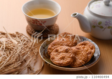 醤油煎餅とお茶（日本茶）と稲穂 110466494
