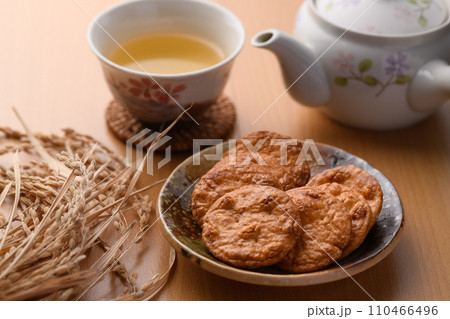 醤油煎餅とお茶(日本茶) 醤油煎餅とお茶(日本茶) 110466496