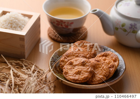 醤油煎餅とお茶（日本茶）とお米 110466497