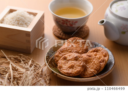 醤油煎餅とお茶（日本茶） 110466499
