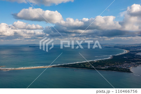 玄界灘・博多湾・博多の町並み　福岡空港への着陸前 110466756