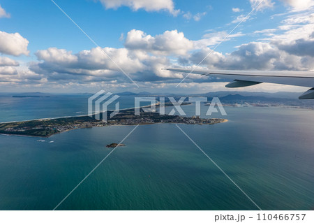 玄界灘・博多湾・博多の町並み　福岡空港への着陸前 110466757