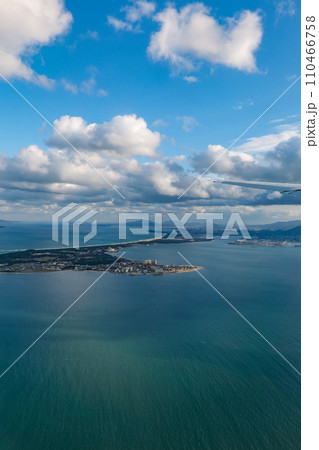 玄界灘・博多湾・博多の町並み　福岡空港への着陸前 110466758